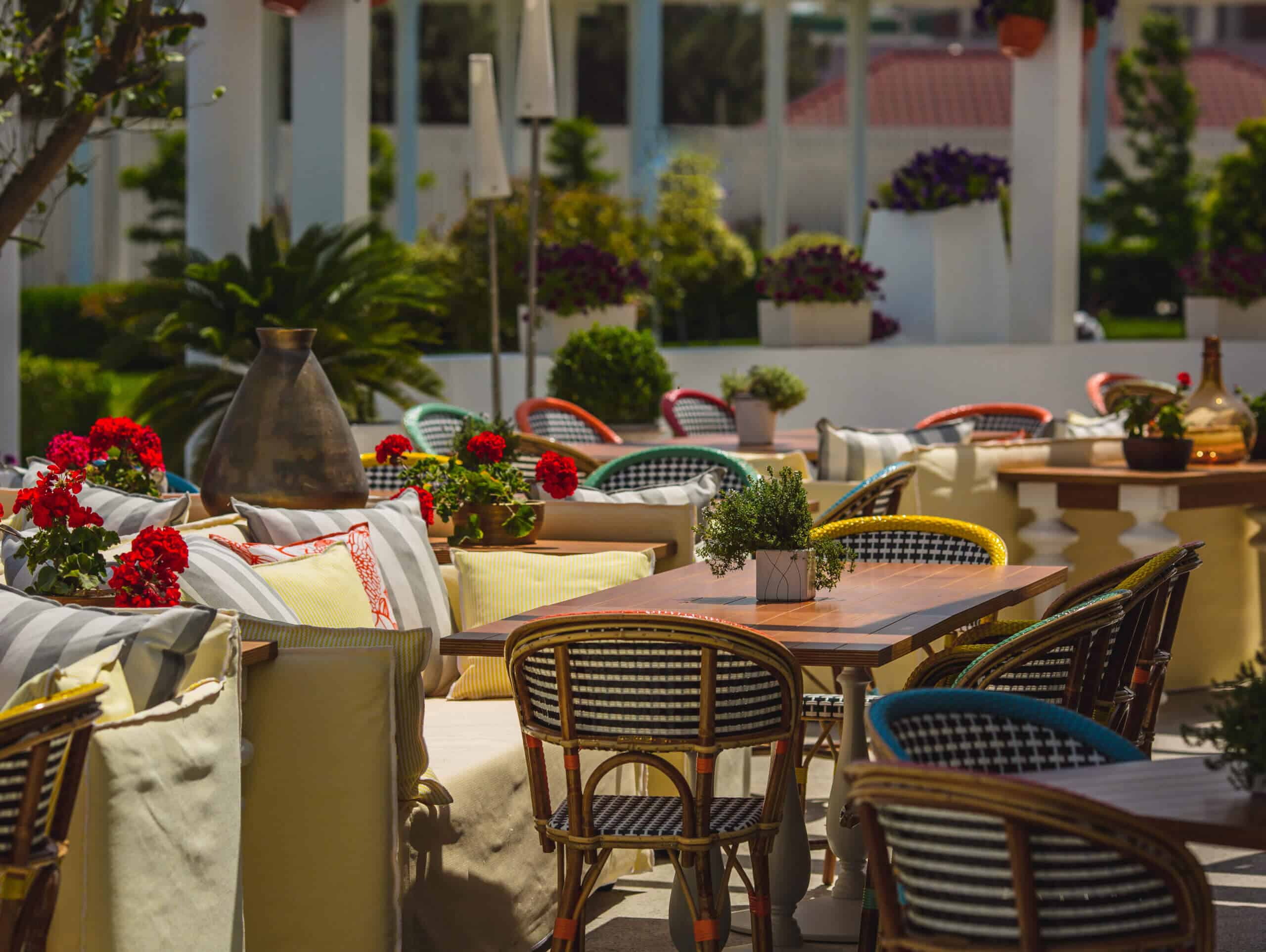 Esstische auf offener Terrasse im mediteranen style