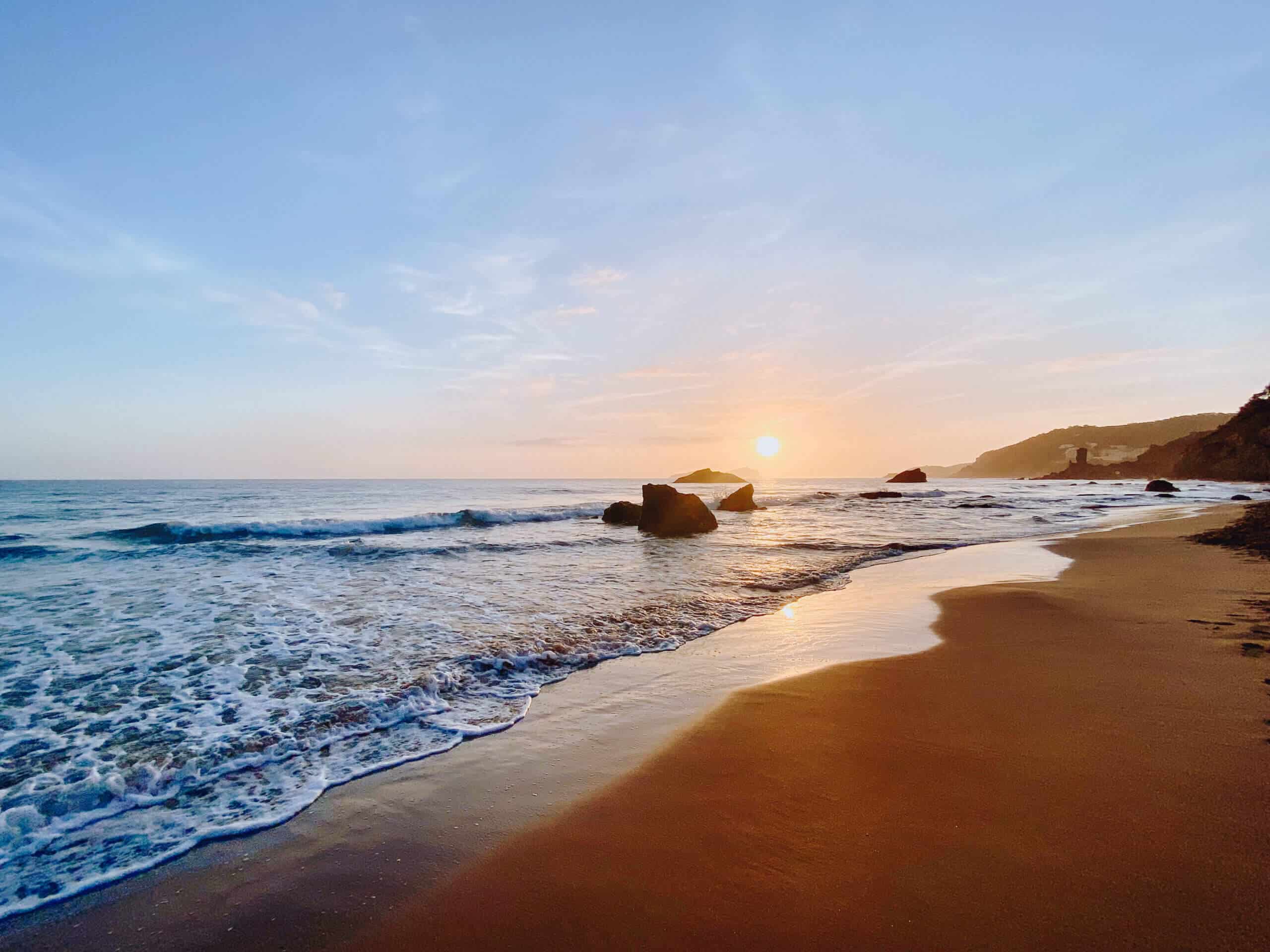 Aufnahme von Strand mit Sonnenuntergang an der Costa Del Sol